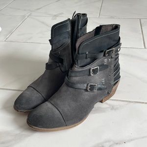 Size 11 Roans suede charcoal grey/faded black